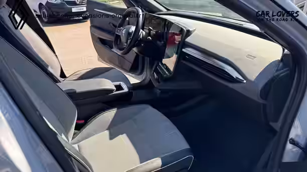 RENAULT MEGANE E-TECH 39 / 44