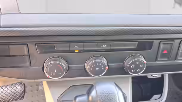 VOLKSWAGEN UTILITAIRES TRANSPORTER 6.1 VAN 24 / 54