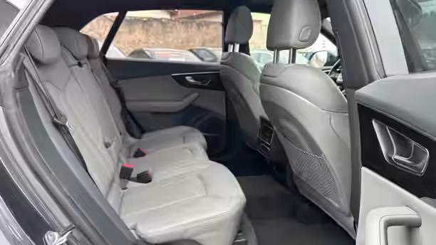 AUDI Q8 24 / 30
