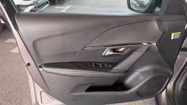 PEUGEOT 208 27 / 30