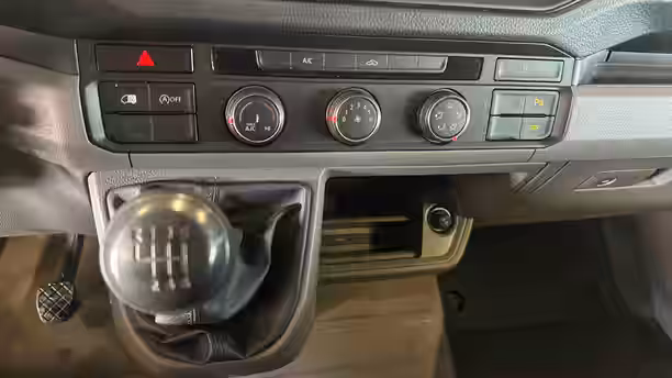 VOLKSWAGEN UTILITAIRES CRAFTER VAN 15 / 23